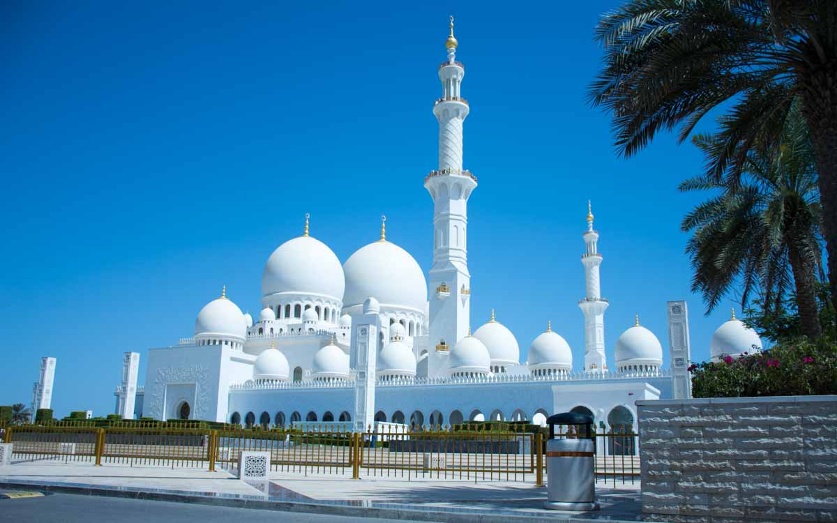 explore the beauty of sheikh zayed mosque in abu dhabi