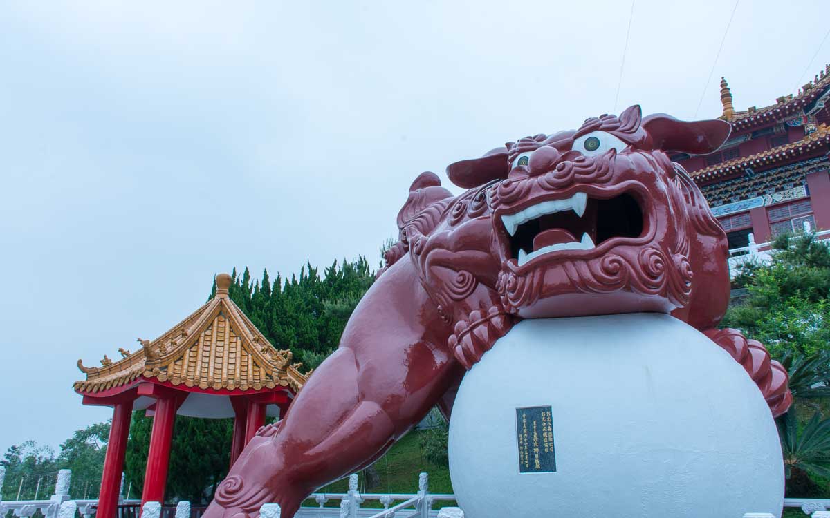 Dragon statue at Wenwu Temple