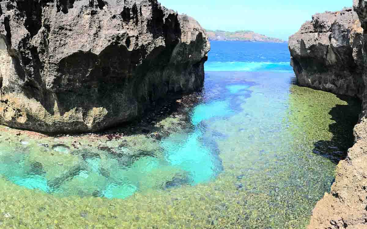 Crystal clear natural infinity pool at Angel's Billabong during low tide
